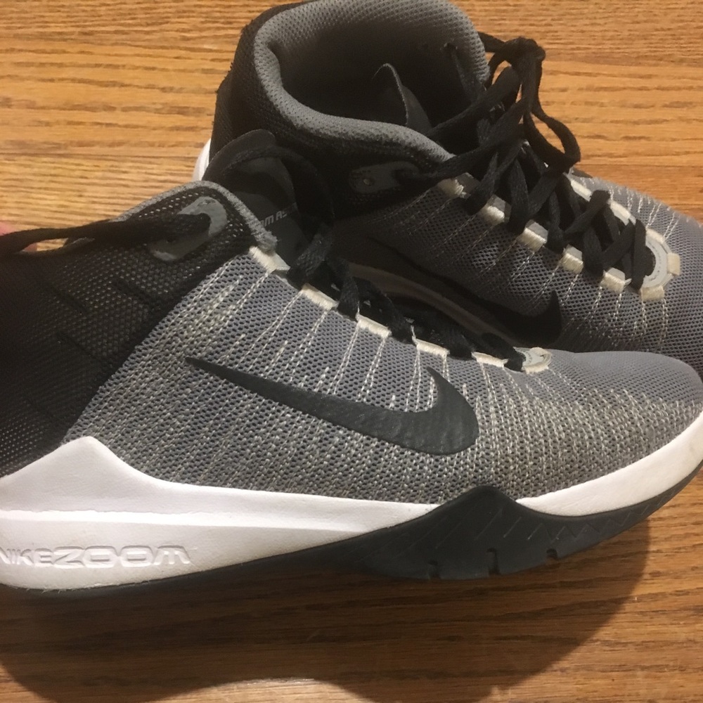 ✨Boys Nike Zoom size 5 Basketball Shoes✨